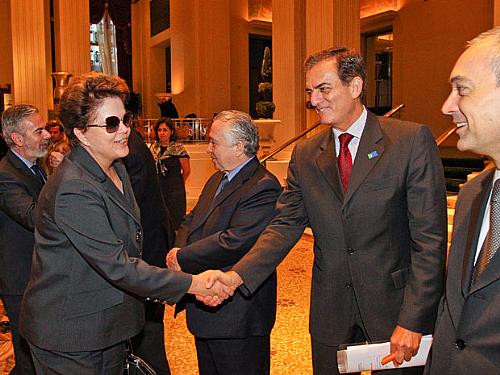 A presidente Dilma Rousseff é cumprimentada na chegada ao Hotel Waldorf Astoria, onde ficará hospedada