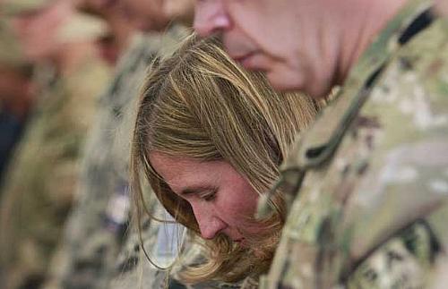 Militares americanos fazem um minuto de silêncio pelas vítimas do 11 de Setembro, neste domingo, na embaixada dos EUA em Cabul, capital do Afeganistão