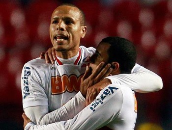 Luis Fabiano comemora com Lucas o seu primeiro gol na volta ao Tricolor Paulista