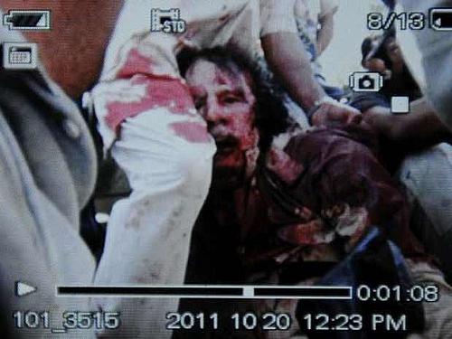 Imagem feita por telefone celular e obtida pela France Presse mostra o que seria o momento da captura de Kadhafi próximo a Sirte