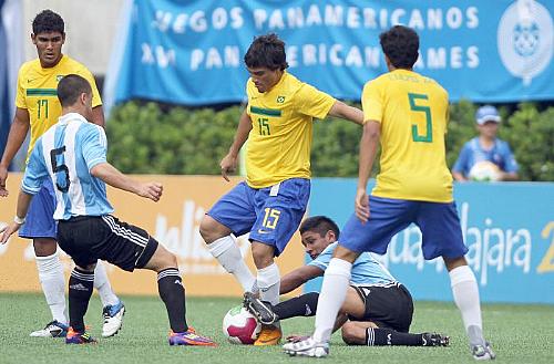 Brasileiros e argentinos empataram, mas permanecem favoritos no futebol