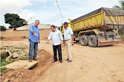 Com Luciano Barbosa, o senador Renan visitou obras de pavimentação em Arapiraca