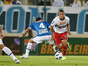Luis Fabiano e Victorino disputam a bola