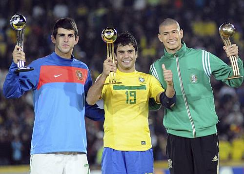 Henrique, bola de ouro do Mundial Sub-20 de Bogotá, entre o português Nelson Oliveira (prata) e o mexicano Jorge Enríquez (bronze)