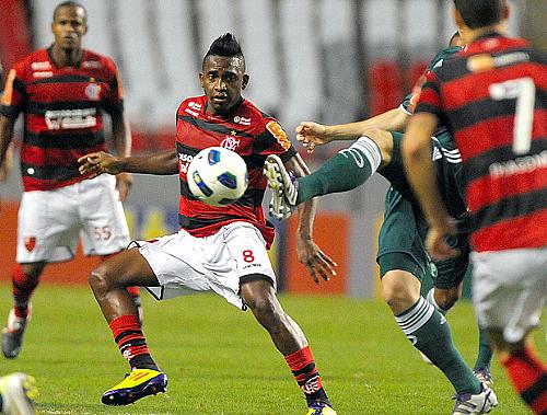 Willians faz o combate durante Flamengo x Palmeiras no Engenhão