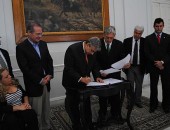 Ministro Garibaldi Alves assinando o acordo de Cooperação Técnica.