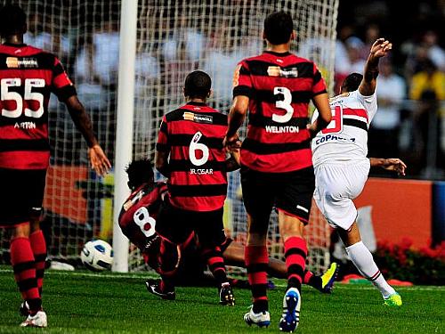 Flamengo segurou Luís Fabiano e calou Morumbi com vitória por 2 a 1