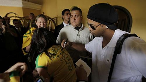 Ronaldinho dá autógrafos na chegada da Seleção a San José, na Costa Rica
