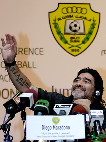 Atual técnico do Al Wasl, Diego Maradona criticou Alex Ferguson por opinar em polêmica de Tevez com o Manchester City