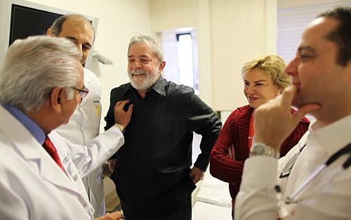 O ex-presidente Luiz Inácio Lula da Silva com a equipe médica do Hospital Sírio-Libanês nesta segunda