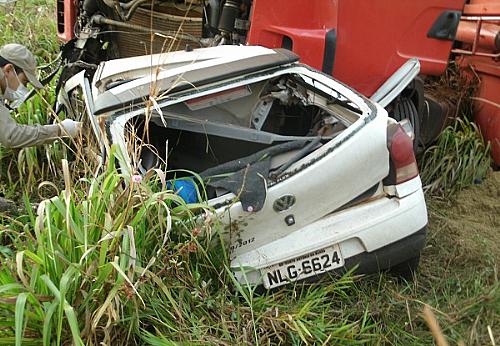 Seis pessoas morreram na hora após colisão com carreta na BR-060 (GO).