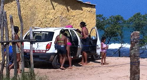 Internauta flagrou militar em carro oficial com a família na praia da Sereia