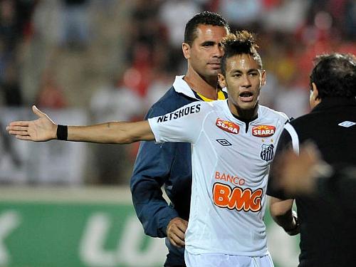 Muricy Ramalho não gostou da atitude de Neymar e o repreendeu na saída do gramado