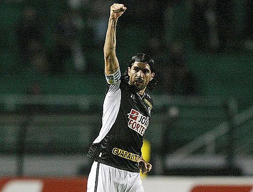 Loco Abreu comemora o seu gol, o primeiro da vitória do Botafogo