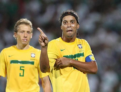 Paradona na esquina: Ronaldinho acabou com jejum quatro anos sem gols pela Seleção