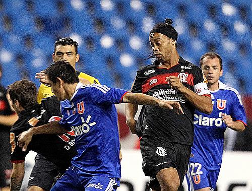 Ronaldinho em lance no primeiro tempo: camisa 10 do Fla esteve apagado