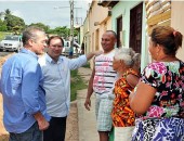 Renan e Luciano conversam com moradores beneficiados pelas obras
