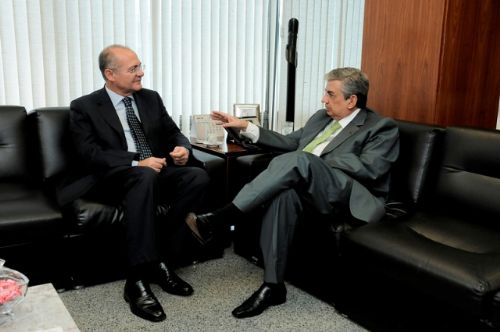 Renan no gabinete do ministro convidando-o para vir a Alagoas inaugurar mais uma APS