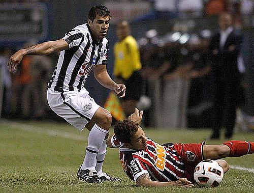 Marlos não aproveitou a chance no time titular e sofreu com a marcação do paraguaio Bonet