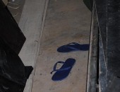 Os assaltantes deixaram até um par de sandálias na paróquia