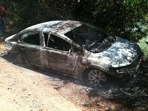 Honda Civic foi encontrado totalmente queimado
