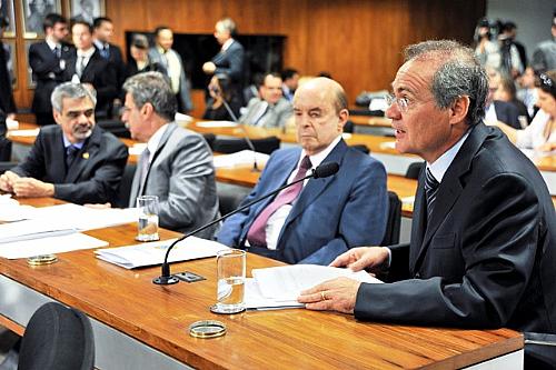 Na reunião da CCJ, Renan defende aprovação de seu relatório
