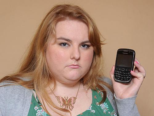 Até mesmo toques de celular podem levar Caitlin Wallace a colapsos