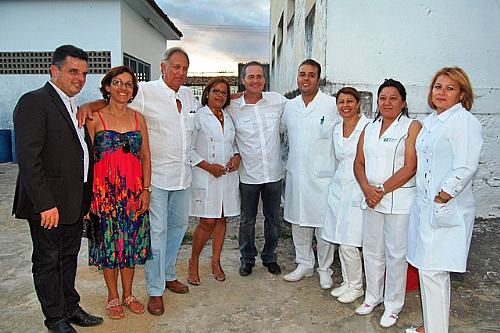 Com o prefeito Kil e o ex-governador Mano, Renan é recebido por diretores, médicos e enfermeiros do hospital
