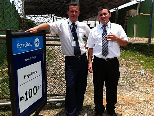 Os gerentes de estacionamento Marcelo e Flávio: R$ 100 por vaga