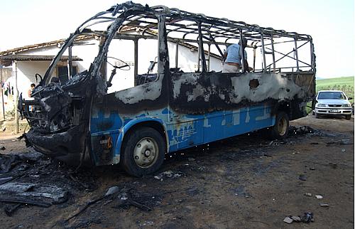 Micro-ônibus da Secretaria de Saúde de Marechal ficou destruído após incêndio
