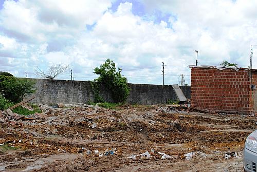 SMCCU inicia demolição de casas no Salvador Lyra; moradores resistem