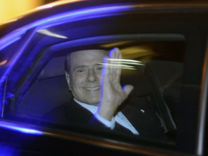 Silvio Berlusconi ao deixar sua residência rumo ao Palácio de Quirinal para apresentar sua renúncia.