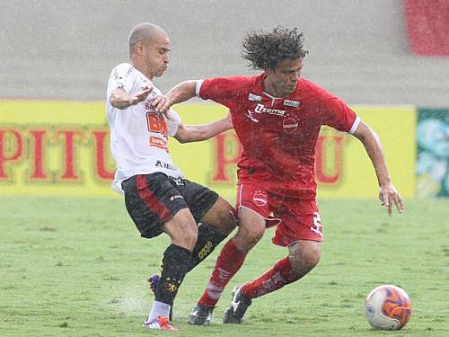 O Sport encarou uma forte chuva para conseguir bater o Vila Nova e subir para Série A