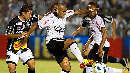 Eusébio, do Ceará, e Emerson, do Corinthians, disputam a bola