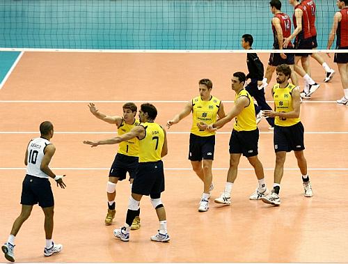 Jogadores da seleção brasileira comemoram ponto sobre os Estados Unidos