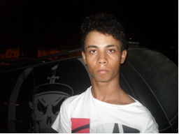 Tiago Lopes da Silva, de 18 anos, estava com um revólver calibre 38 com cinco munições intactas.