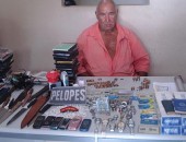 'Vovô do crack' é preso com armas, droga e produtos piratas