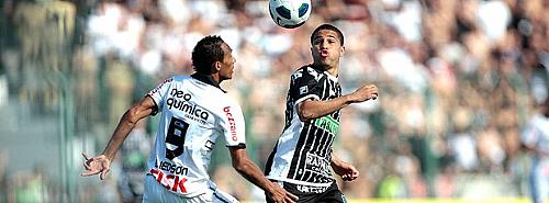 Liedson, do Corinthians, em lance com Bruno Vieira, do Figueirense