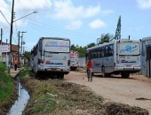 Ônibus dividem espaço em ruas estreitas, em meio à lama e população convive com o caos
