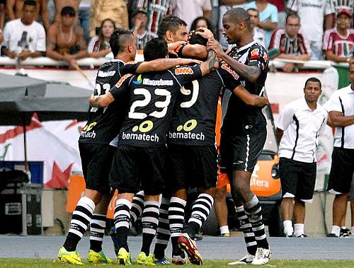 Jogadores do Vasco comemoram vitória sobre o Fluminense