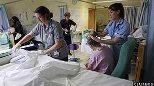 Funcionários de saúde tratam de paciente de derrame em hospital no leste da Inglaterra