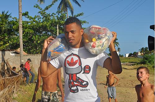 João Vitor entregou alimentos não perecíveis em Barra de Santo Antonio