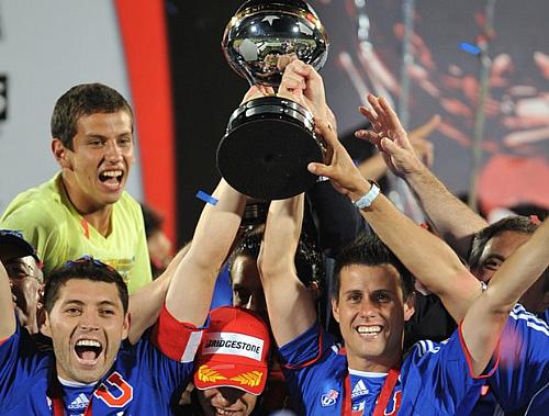 Jogadores do Universidad de Chile comemoram o título com a taça da Sul-Americana