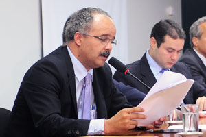 Deputado Vicente Cândido durante leitura do relatório da Lei Geral da Copa em comissão da Câmara