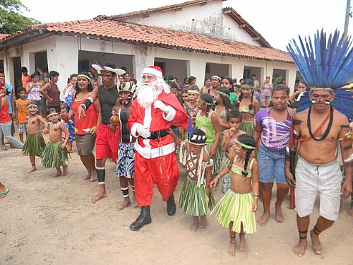 Papai Noel dos Correios alegra crianças indígenas
