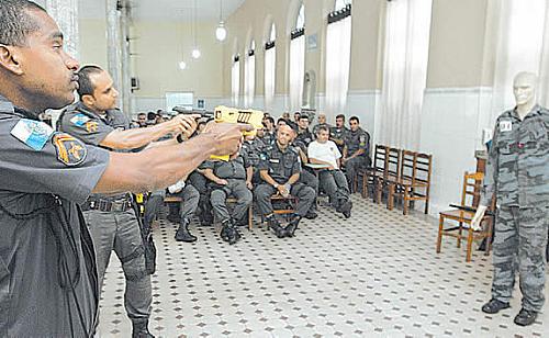 Agentes passaram por série de treinamentos e testaram o taser em manequins e em policiais com coletes