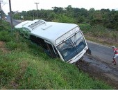 Ônibus escolar de Marechal Deodoro se envolve em acidente