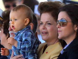 A presidente Dilma acompanha a troca da bandeira ao lado da filha, Paula, e com o neto Gabriel no colo, em setembro