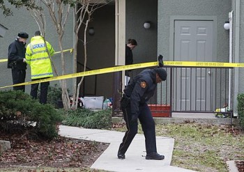 Policiais investigam o local onde foram achados os 7 corpos em Grapevine no subúrbio de Dallas, neste domingo (25)