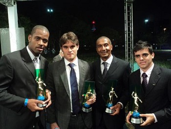Vascaínos Dedé, Diego (filho de Ricardo Gomes), Cristóvão Borges e Fagner exibem seus troféus. Diego Souza, fora da foto, também foi eleito o melhor de sua posição